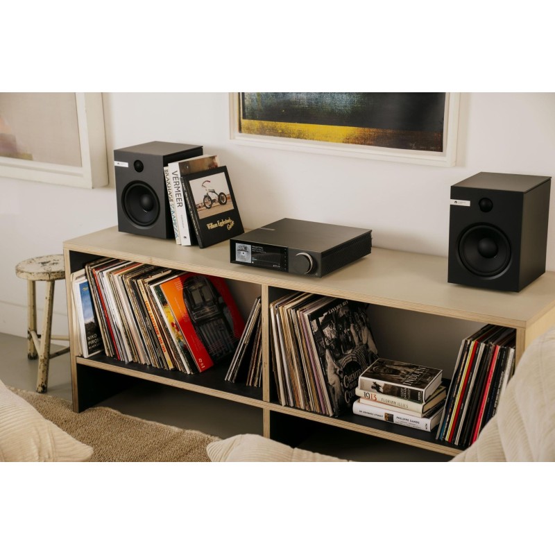 Cambridge Audio EVO 150 SE — en una estantería con discos, ambiente