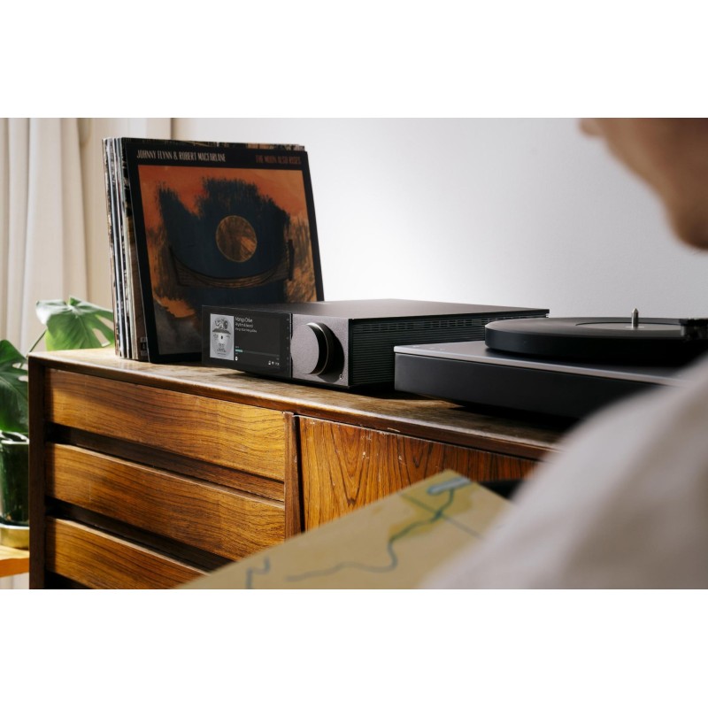 Cambridge Audio EVO 150 SE — con un giradiscos, ambiente