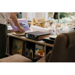 Cambridge Audio EVO 150 SE — escogiendo un vinilo, ambiente