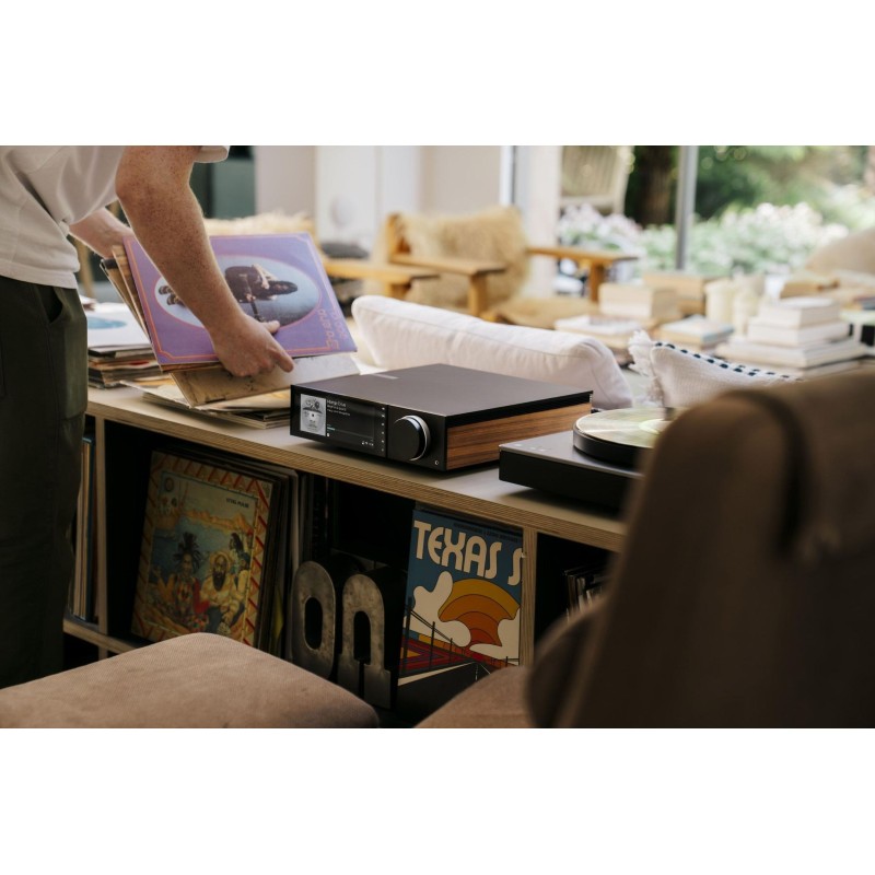 Cambridge Audio EVO 150 SE — escogiendo un vinilo, ambiente