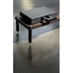 Cambridge Audio CXC v2 — sobre un mueble de madera, ambiente