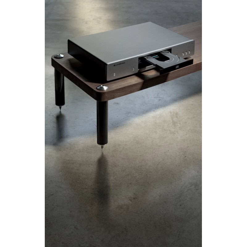 Cambridge Audio CXC v2 — sobre un mueble de madera, ambiente