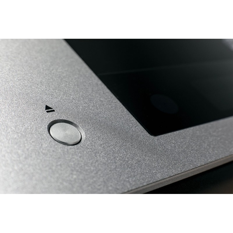 Cambridge Audio CXC v2 — detalle de la tapa y el botón de encendido