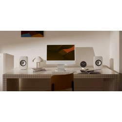 KEF LSX II LT Stone White — en un escritorio con monitor, ambiente