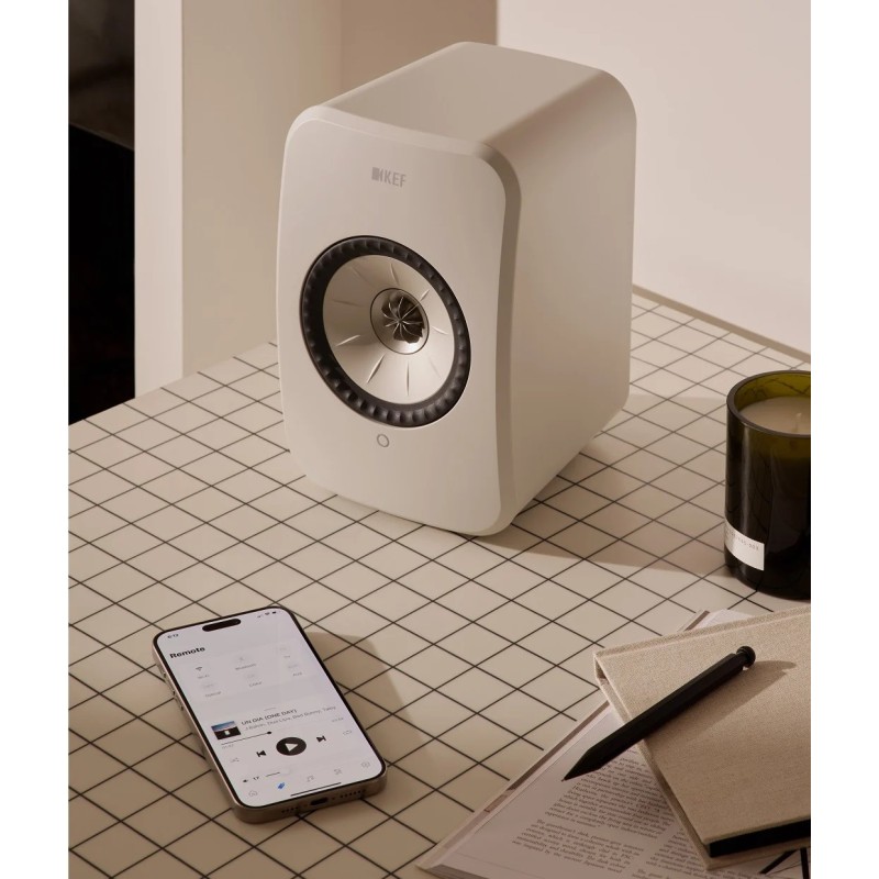 KEF LSX II LT Stone White — sobre una mesa, ambiente