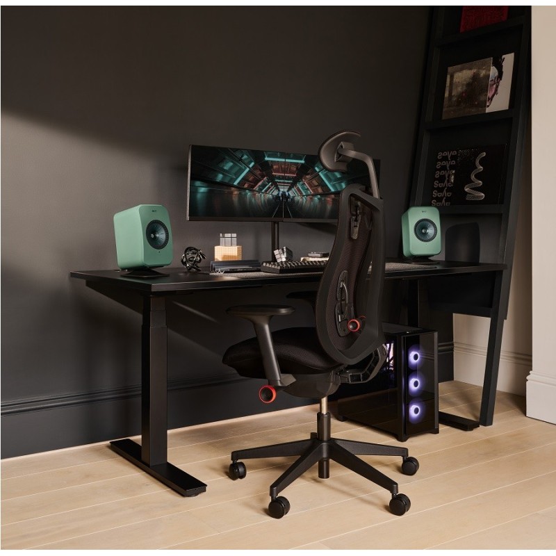 KEF LSX II LT Sage Green — en un escritorio de juego, ambiente