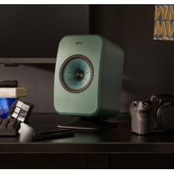 KEF LSX II LT Sage Green — en un escritorio, ambiente