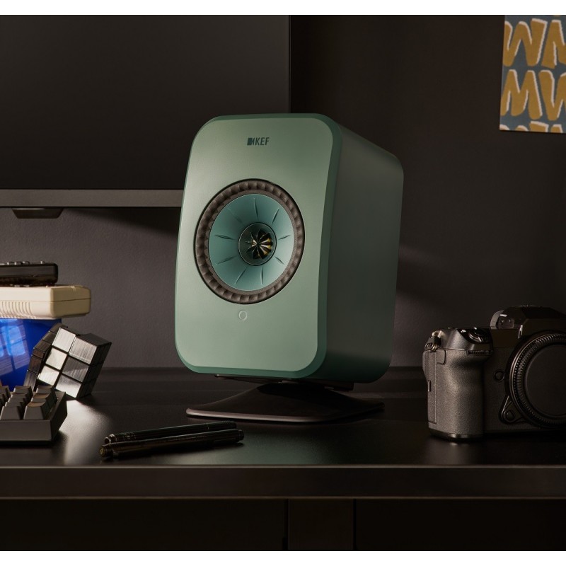 KEF LSX II LT Sage Green — en un escritorio, ambiente