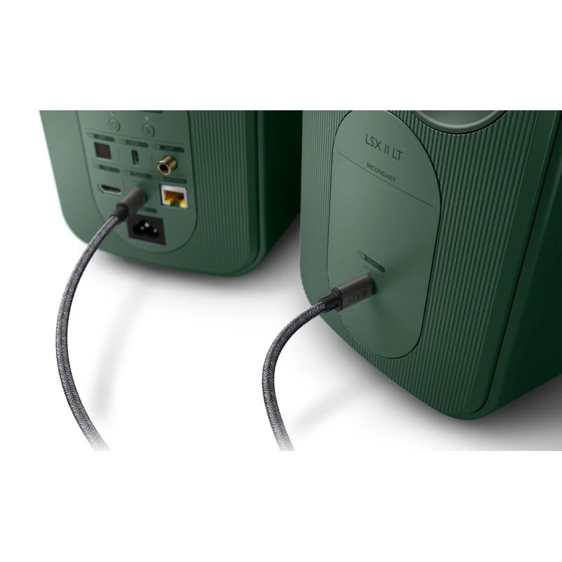 KEF LSX II LT Sage Green — detalle del cable USB-C entre altavoces