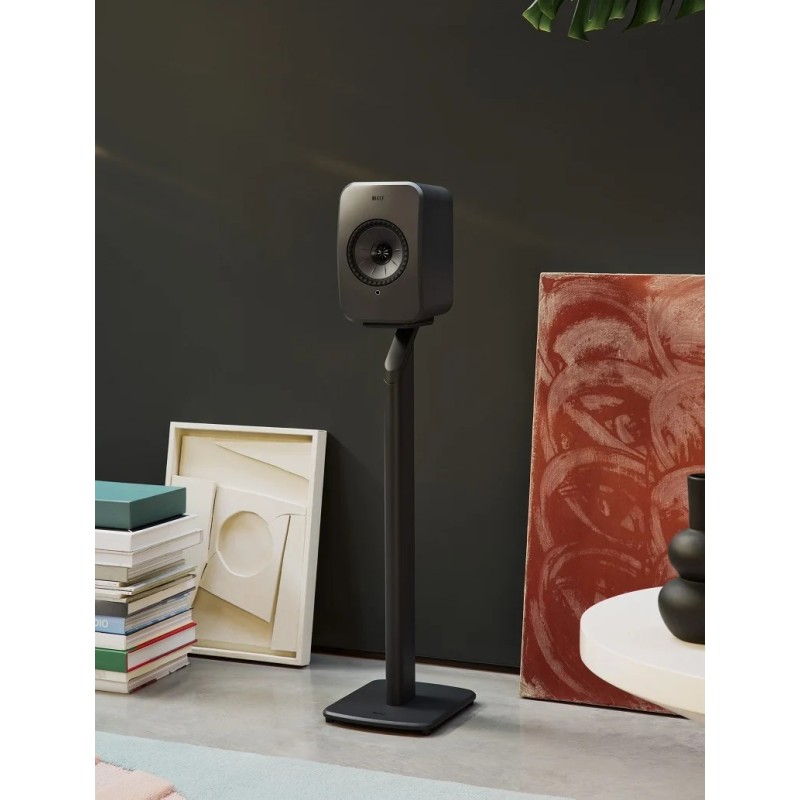 KEF LSX II LT Graphite Grey — junto a discos de vinilo, ambiente