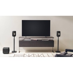 KEF LSX II — en un mueble de televisión como altavoces del televisor