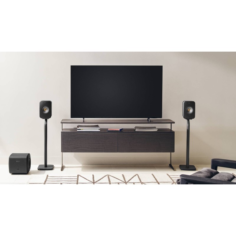 KEF LSX II — en un mueble de televisión como altavoces del televisor