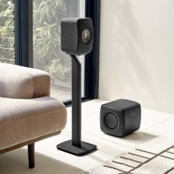 KEF LSX II — en un salón sobre el pie S1