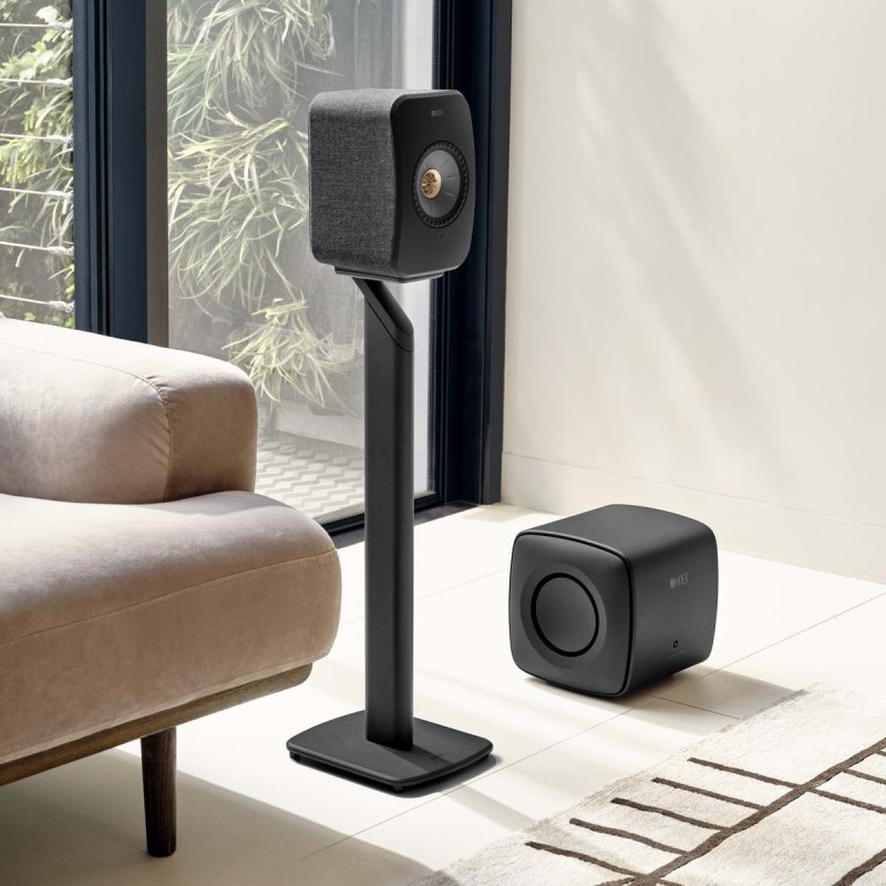 KEF LSX II — en un salón sobre el pie S1