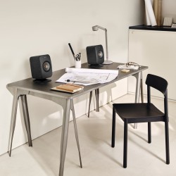 KEF LSX II — sobre una mesa junto al ordenador