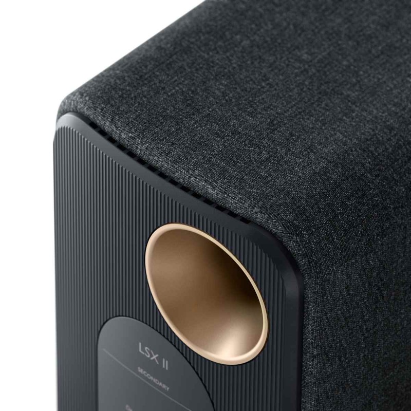 KEF LSX II Carbon Black — detalle del Uni-Q sobre el acabado en tela