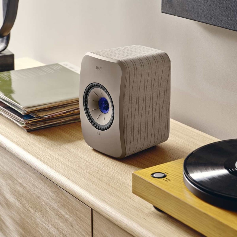 KEF LSX II Soundwave — sobre un mueble, ambiente