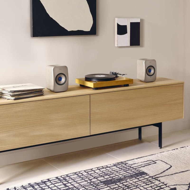 KEF LSX II Soundwave — sobre un aparador claro, ambiente