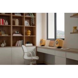 KEF LSX II Amber Haze — en un escritorio, ambiente