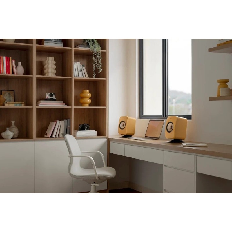 KEF LSX II Amber Haze — en un escritorio, ambiente