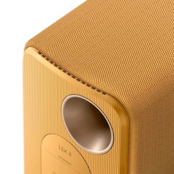 KEF LSX II Amber Haze — detalle de la esquina y la tela