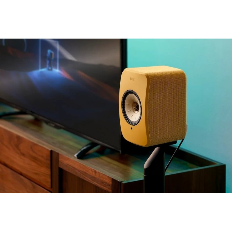 KEF LSX II Amber Haze — junto al televisor, ambiente