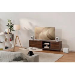 KEF LSX II Cotton White — en un escritorio, ambiente