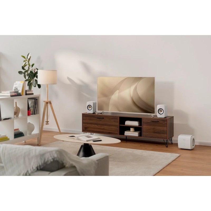 KEF LSX II Cotton White — en un escritorio, ambiente