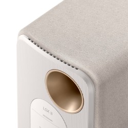 KEF LSX II Cotton White — detalle de la esquina y la tela