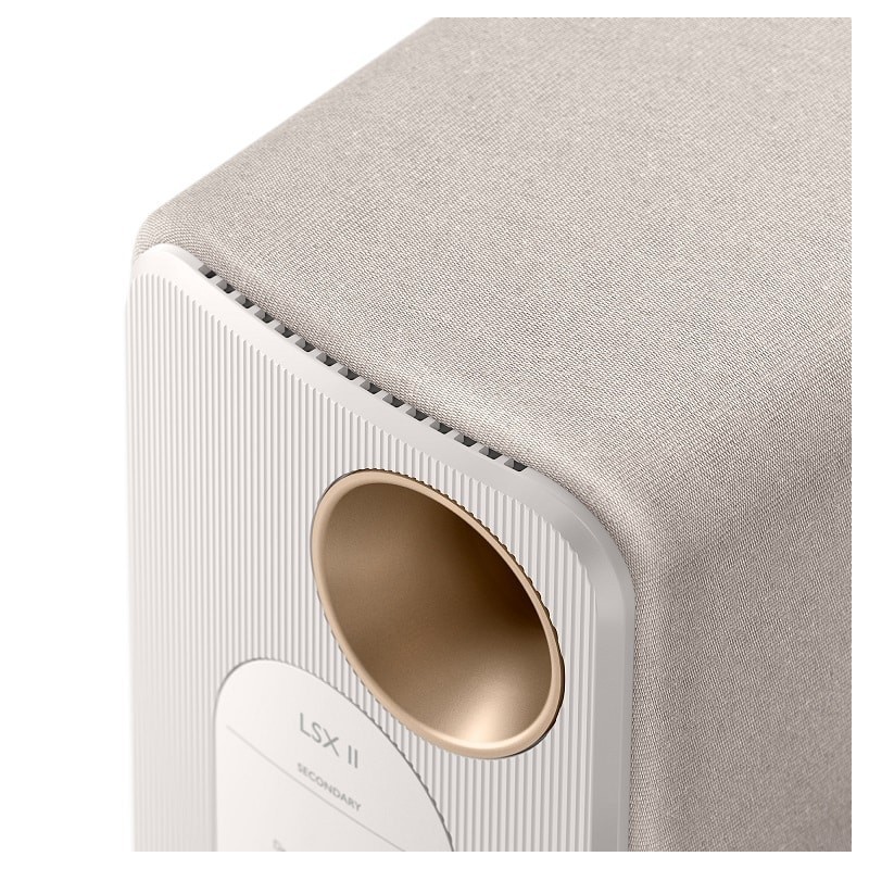 KEF LSX II Cotton White — detalle de la esquina y la tela