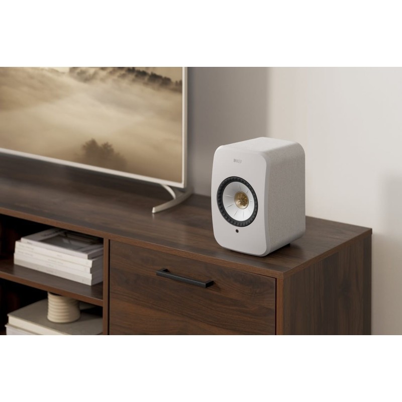 KEF LSX II Cotton White — en una estantería, ambiente