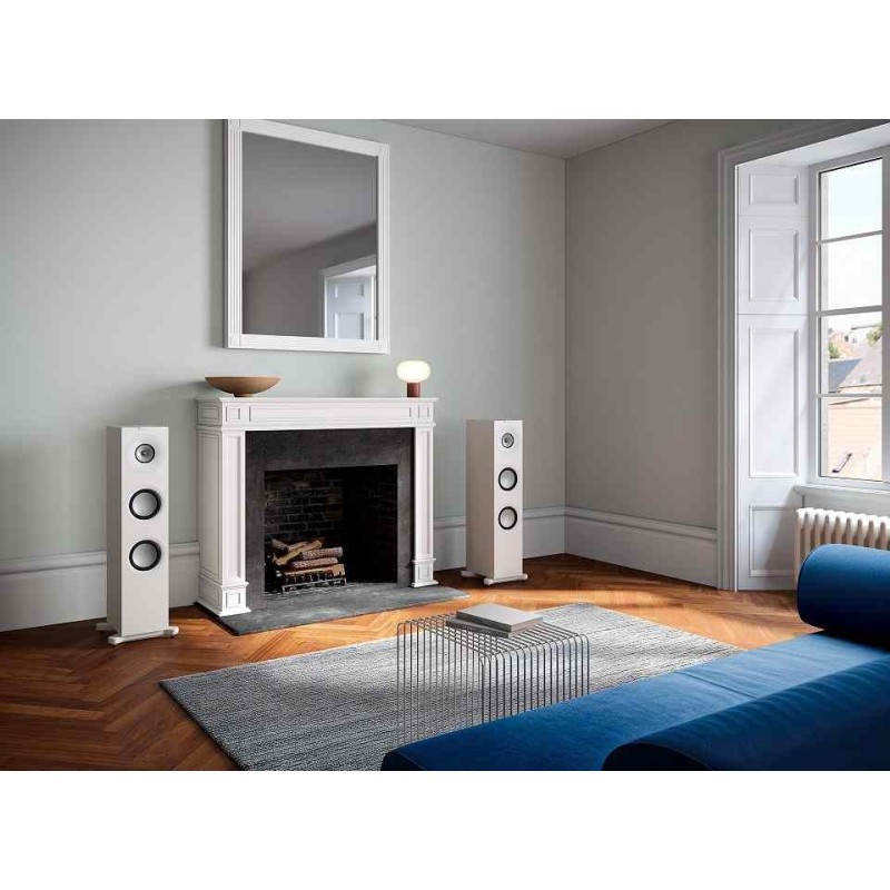 KEF Q7 Meta — en un salón junto a la chimenea, ambiente