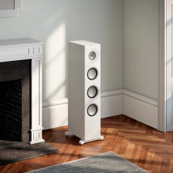 KEF Q11 Meta Blanco satinado — en un salón, ambiente