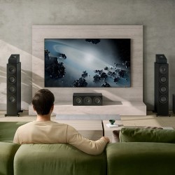 KEF Q11 Meta Negro satinado — en un cine en casa junto al televisor, ambiente