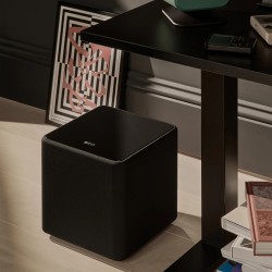 KEF Kube 8 MIE — junto a un mueble de salón, ambiente