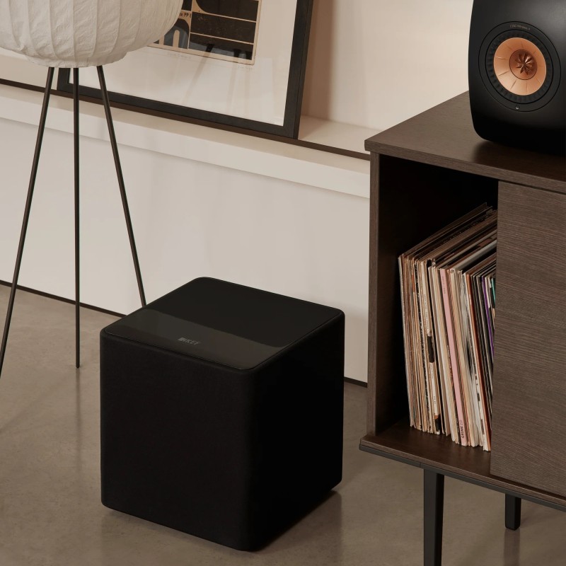 KEF Kube 10 MIE — junto a un mueble de salón, ambiente