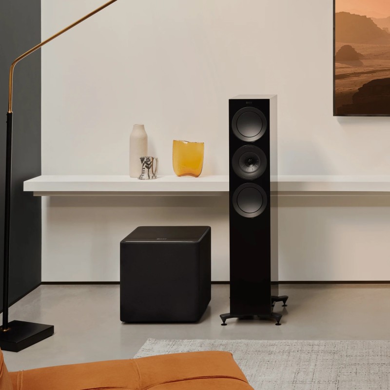KEF Kube 12b MIE — en un salón junto a columnas, ambiente