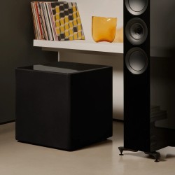 KEF Kube 15 MIE — en una sala de cine en casa, ambiente