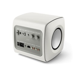 KEF KC62 Mineral White — vista trasera en ángulo con el panel de conexiones