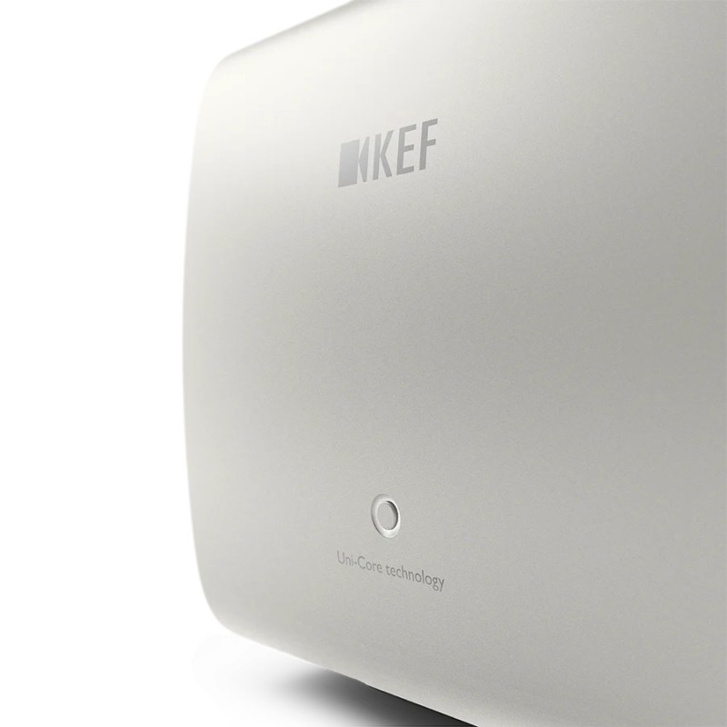 KEF KC62 Mineral White — lateral con el logotipo, primer plano
