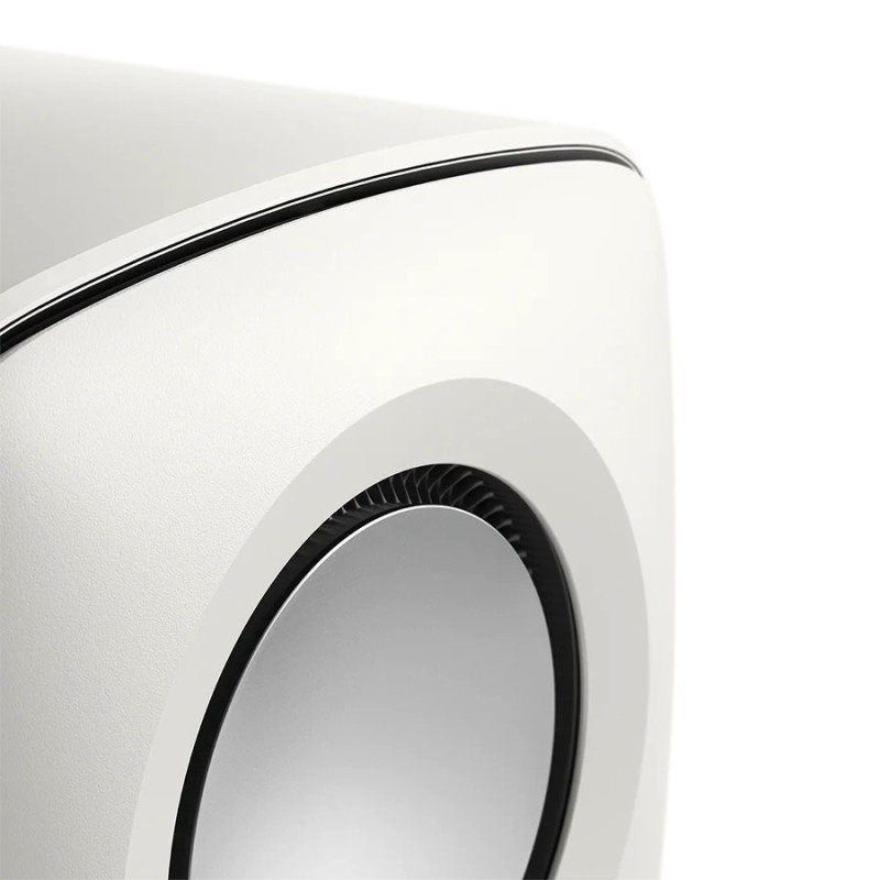 KEF KC62 Mineral White — detalle del woofer y la esquina