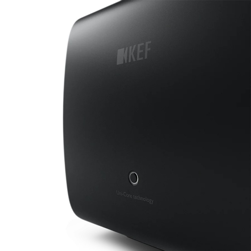 KEF KC62 Carbon Black — lateral con el logotipo, primer plano