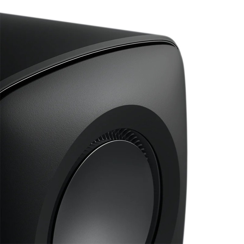KEF KC62 Carbon Black — detalle del woofer y la esquina