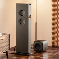 KEF KC62 Titanium — junto a una columna de suelo, ambiente