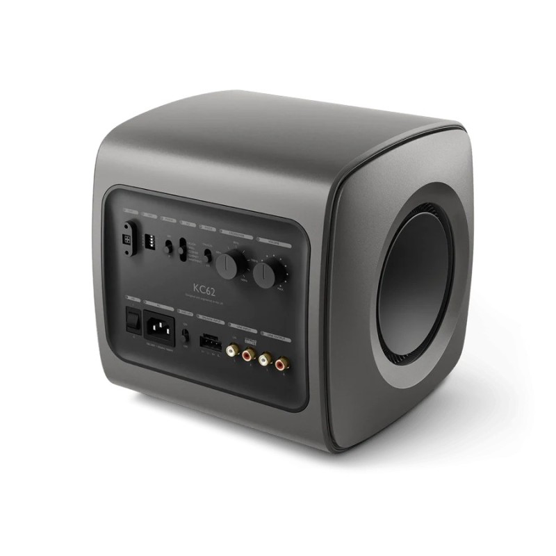 KEF KC62 Titanium — vista trasera en ángulo con el panel de conexiones