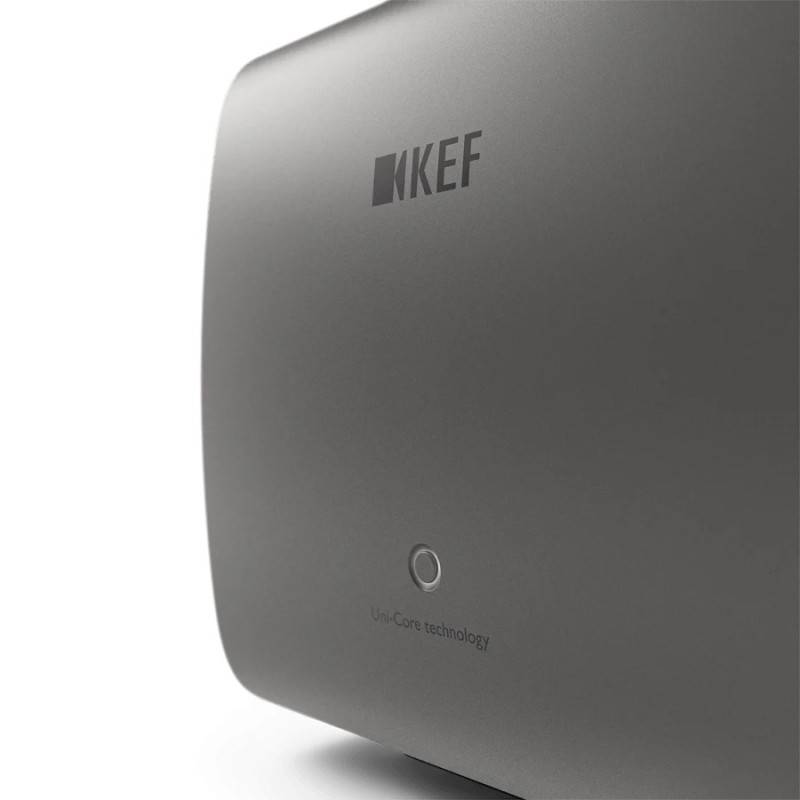 KEF KC62 Titanium — lateral con el logotipo, primer plano