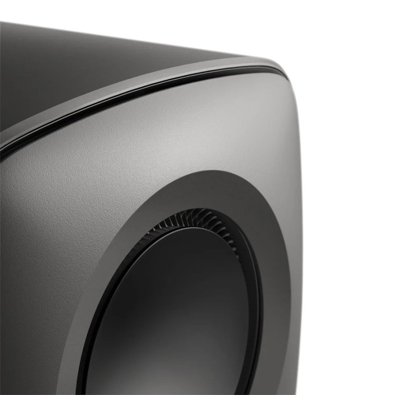 KEF KC62 Titanium — detalle del woofer y la esquina