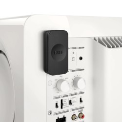 KEF KW1 — transmisor junto a un altavoz activo, ambiente