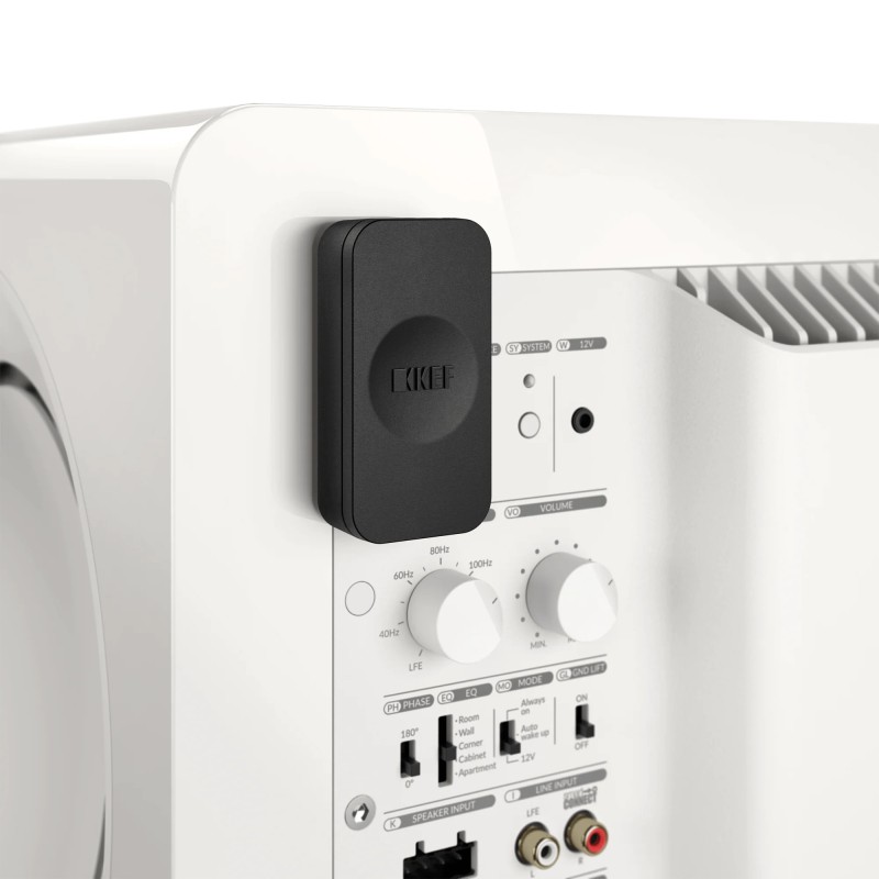 KEF KW1 — transmisor junto a un altavoz activo, ambiente