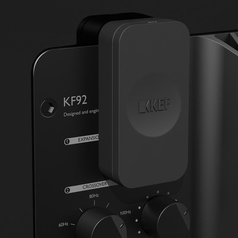 KEF KW1 RX — receptor conectado al puerto KW1 de un subwoofer Kube